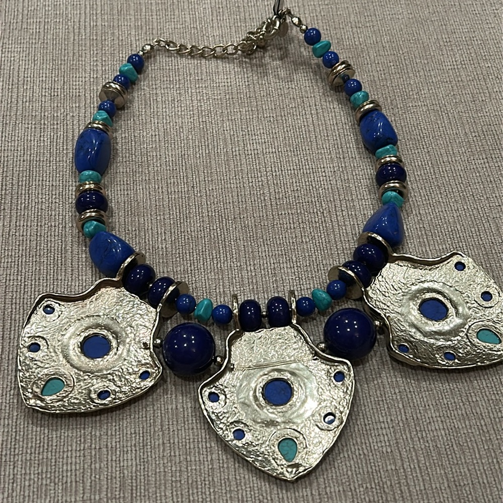 NWT Chicos gold tone, dyed howlite stone Statement Necklace - Picture 4 of 6